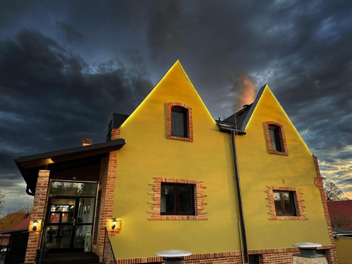 Penzion Wellness & Restaurant Zoborska, Free Parking Nitra Eksteriør billede