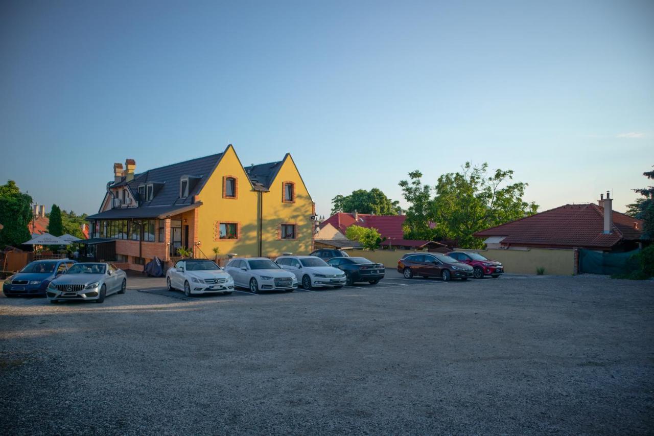 Penzion Wellness & Restaurant Zoborska, Free Parking Nitra Eksteriør billede