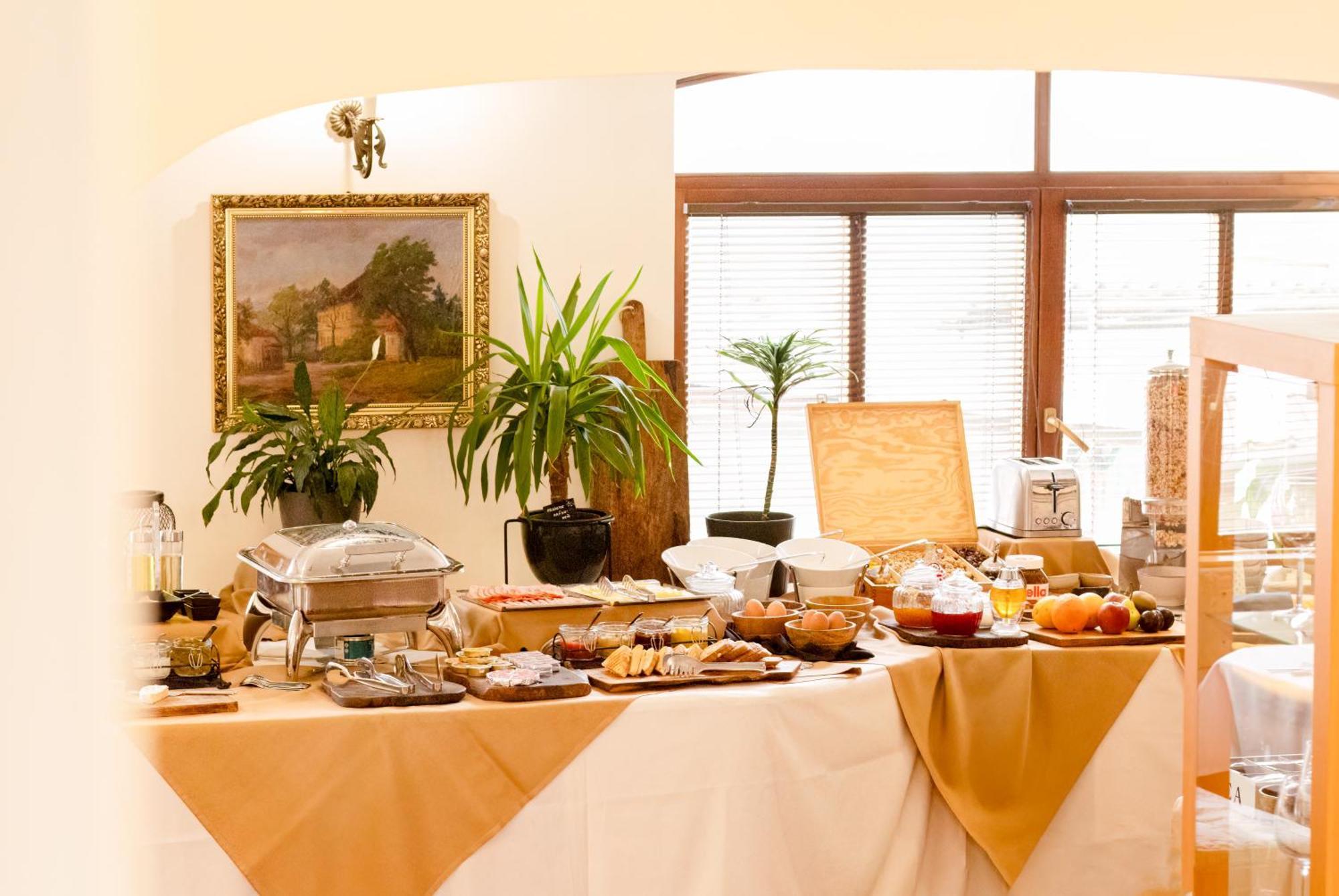 Penzion Wellness & Restaurant Zoborska, Free Parking Nitra Eksteriør billede