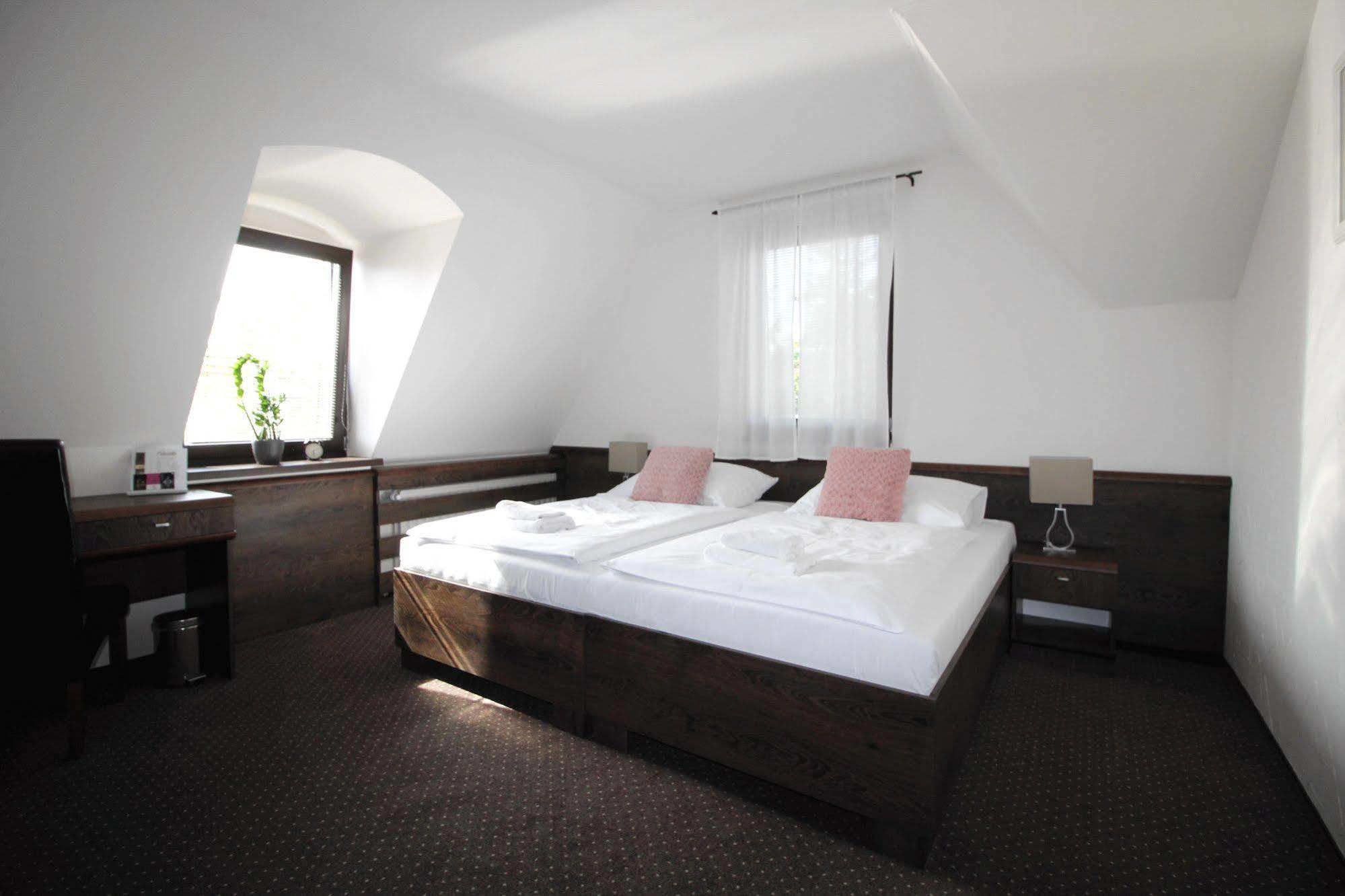 Penzion Wellness & Restaurant Zoborska, Free Parking Nitra Eksteriør billede